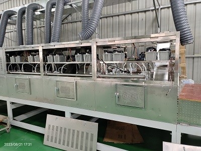 17530mm × 1600mm × 1100mm مجفف الميكروويف الفراغية للسيطرة الدقيقة على درجة الحرارة عند 80C
