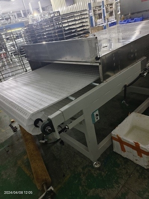 17530mm × 1600mm × 1100mm مجفف الميكروويف الفراغية للسيطرة الدقيقة على درجة الحرارة عند 80C