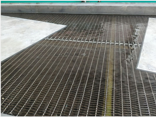 W1320mm 1m / Min الفولاذ المقاوم للصدأ آلة الحزام الناقل / شبكة الحزام الناقل