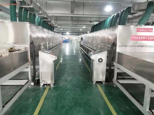 17530mm × 1600mm × 1100mm مجفف الميكروويف الفراغية للسيطرة الدقيقة على درجة الحرارة عند 80C